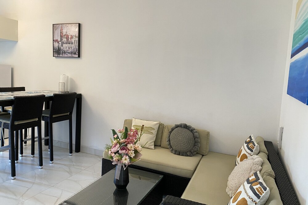Photo of Livingroom in Venetian Road Settlement