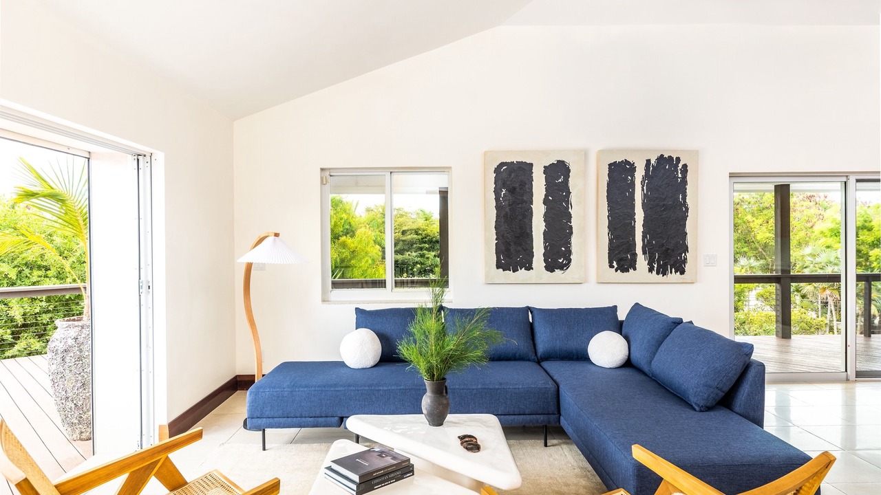 Photo of Livingroom in Grace Bay West