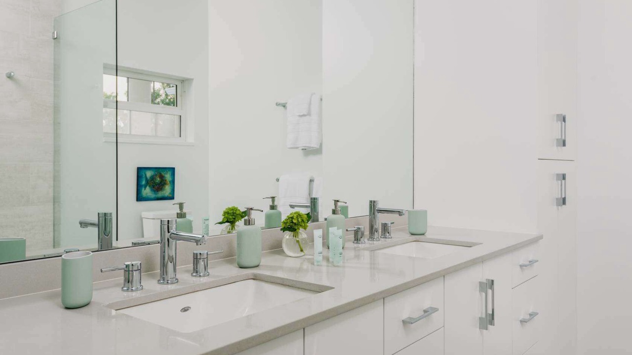 Photo of Bathroom in Leeward Settlement