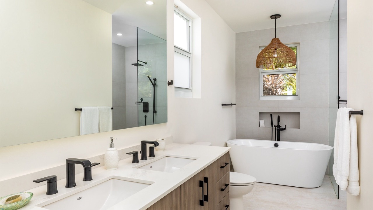 Photo of Bathroom in Leeward Settlement