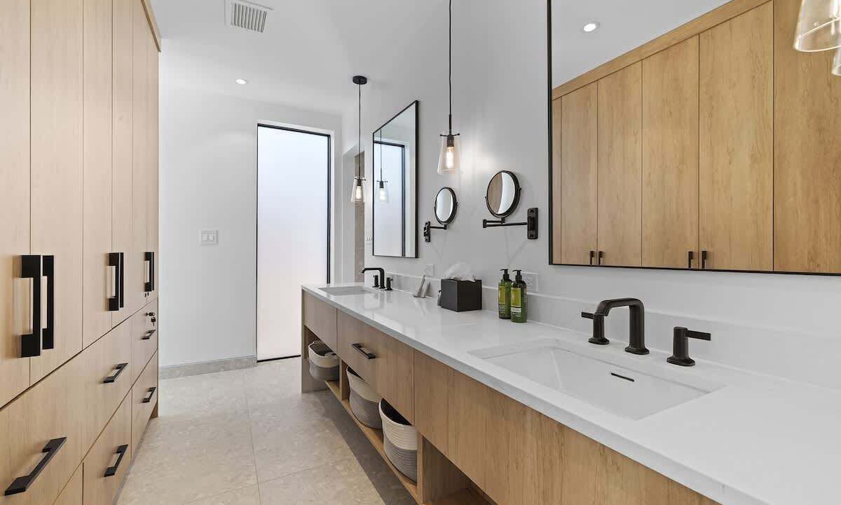 Photo of Bathroom in Leeward Settlement