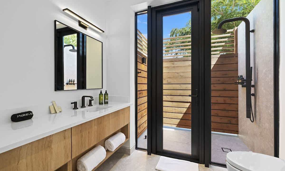 Photo of Bathroom in Leeward Settlement