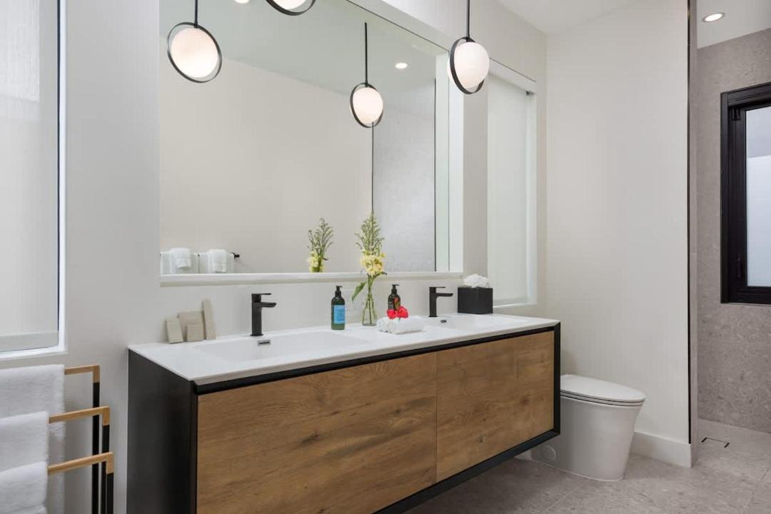 Photo of Bathroom in Leeward Settlement