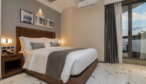 Executive Suite with Balcony, Free Airport Transfer