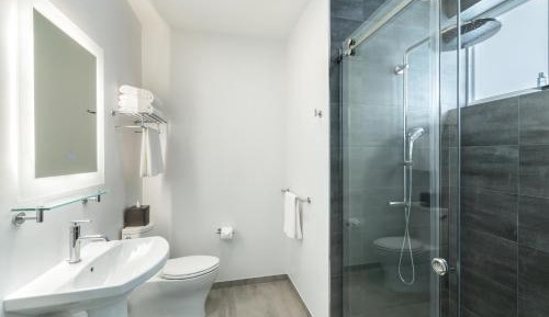 Two-Bedroom Deluxe Apartment with Balcony