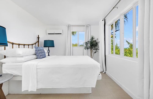Whitby Hotel | Pelican Beach Hotel