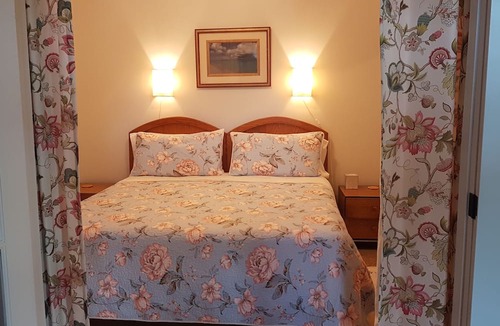 Leeward Settlement Cottage | Charming Garden Cottage on the canal in Leeward