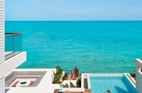 Venetian Road Settlement Villa | Oceanfront Luxury Villa | Infinity Pool w/Slide