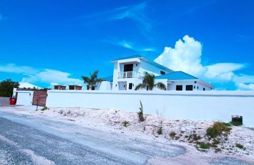 Leeward Settlement Apartment | Stay in a Long Bay Beach Villa with a Shared Pool