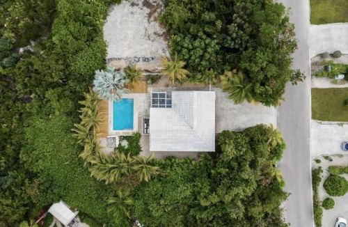 Leeward Settlement House | 20% Off May 27-29 Great Reviews Walk 2 Beach Pool