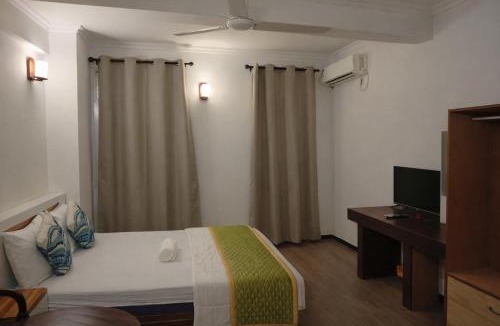 Male House | Arrival view