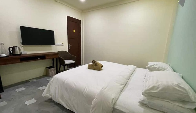 Courtyard Guesthouse in Huraa