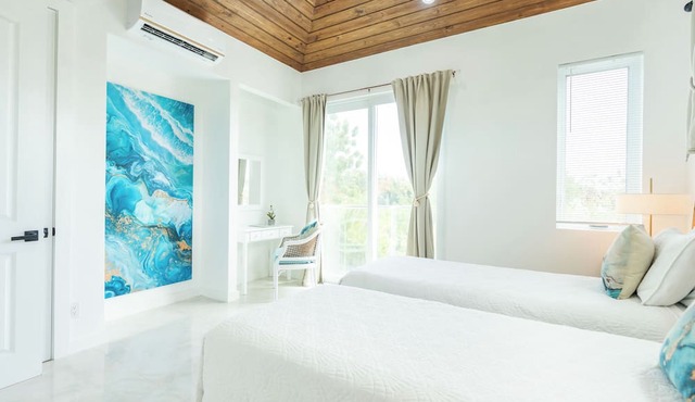 Luxury New Grace Bay Villa/private pool/2 min walk to reef, beach, restaurants in The Bight Settlement