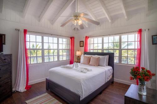 Tropical Paradise, Pool, Beaches & 360 Views in Providenciales