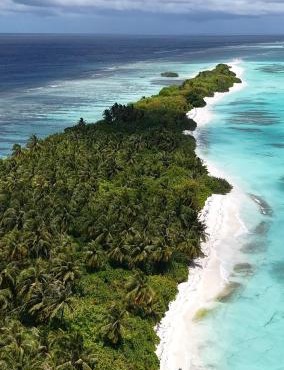 Lagoon Dhigurah in Dhigurah